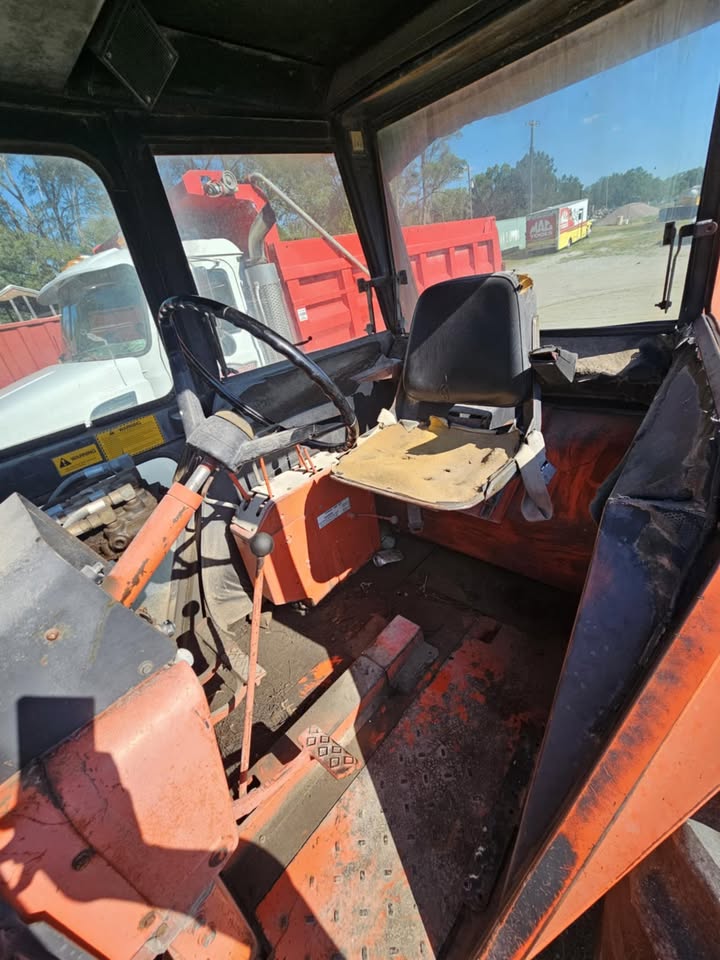 Sold -1975 Tractor Allis-Chalmers 200 w/ loader - Image 8