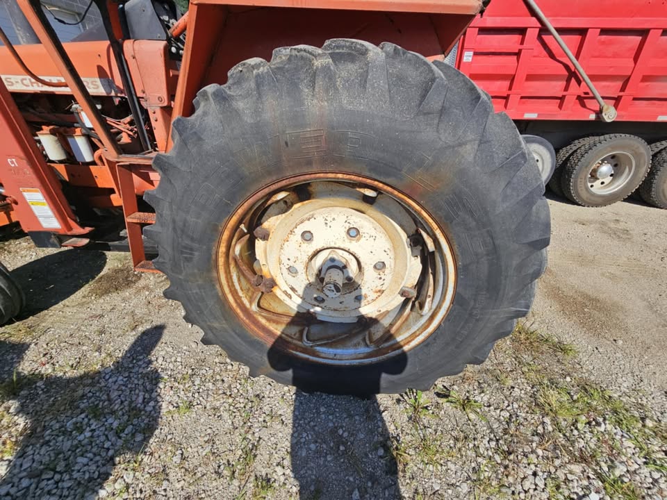 Sold -1975 Tractor Allis-Chalmers 200 w/ loader - Image 6