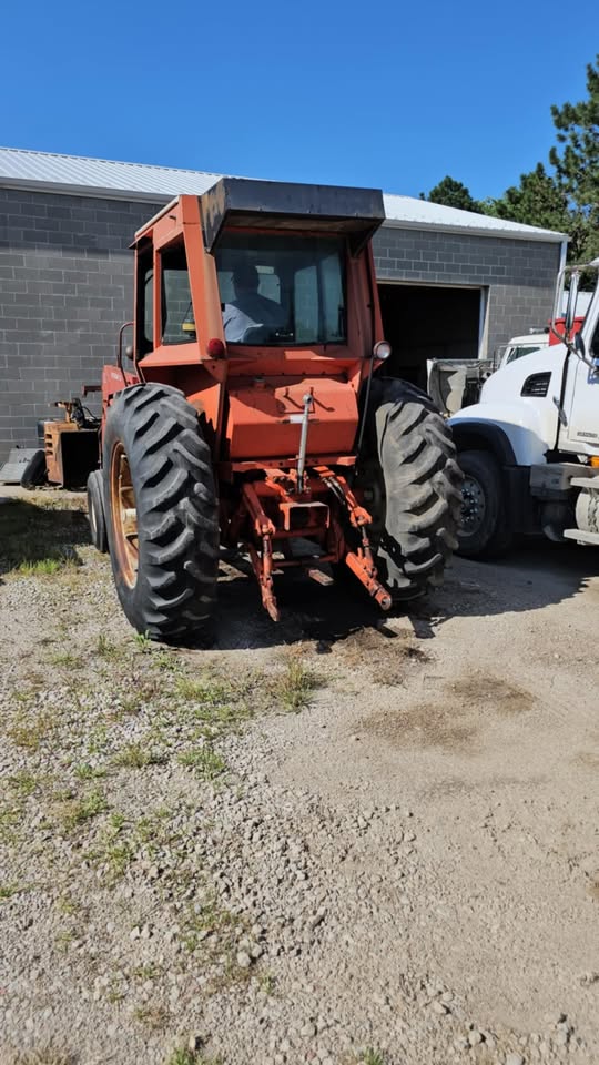 Sold -1975 Tractor Allis-Chalmers 200 w/ loader - Image 2