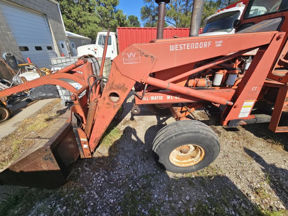 Sold -1975 Tractor Allis-Chalmers 200 w/ loader - Image 3