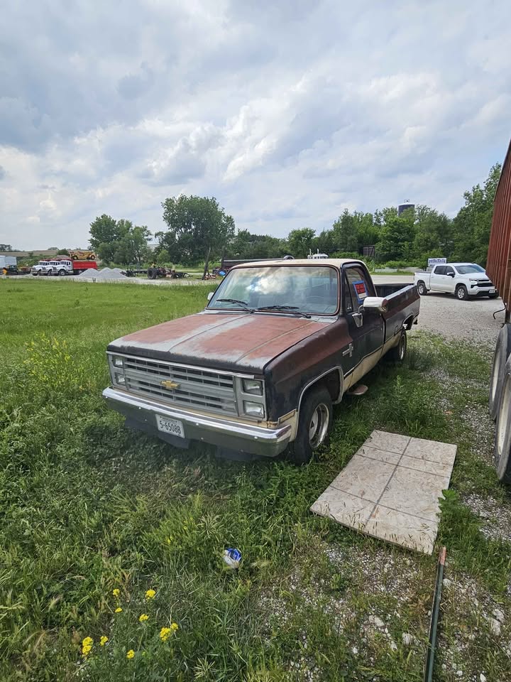 Sold -1985 Chevrolet 1500 regular cab Long Bed