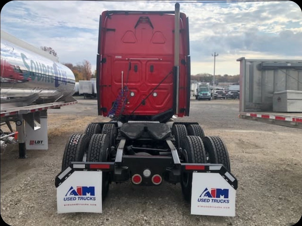 2018 Freightliner Cascadia 125 Semi Truck — 475,683 Miles | 8.5/10 | Sleeper - Image 3